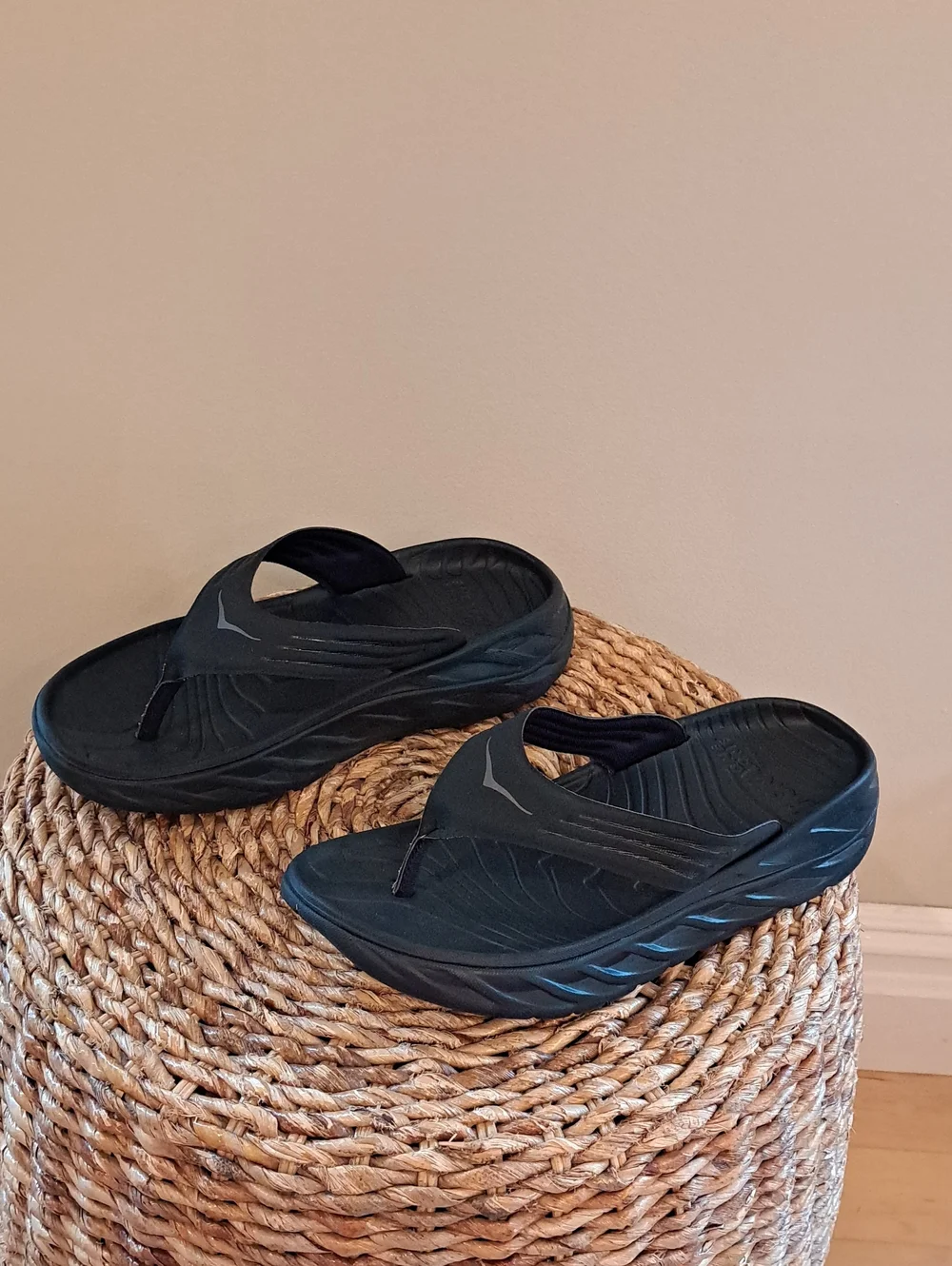 Hoka One One Unisex Ora Recovery Flip Flop Thong Black Rubber Sandals M9/W11